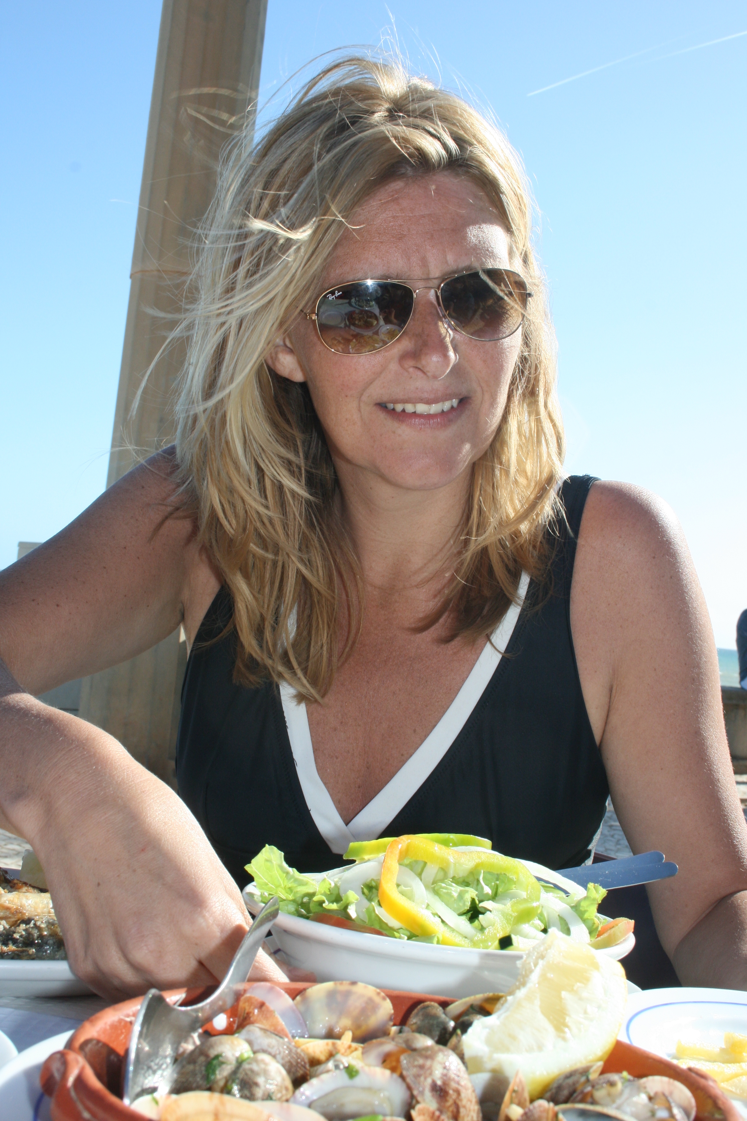Mieke Kosters geniet aan zee