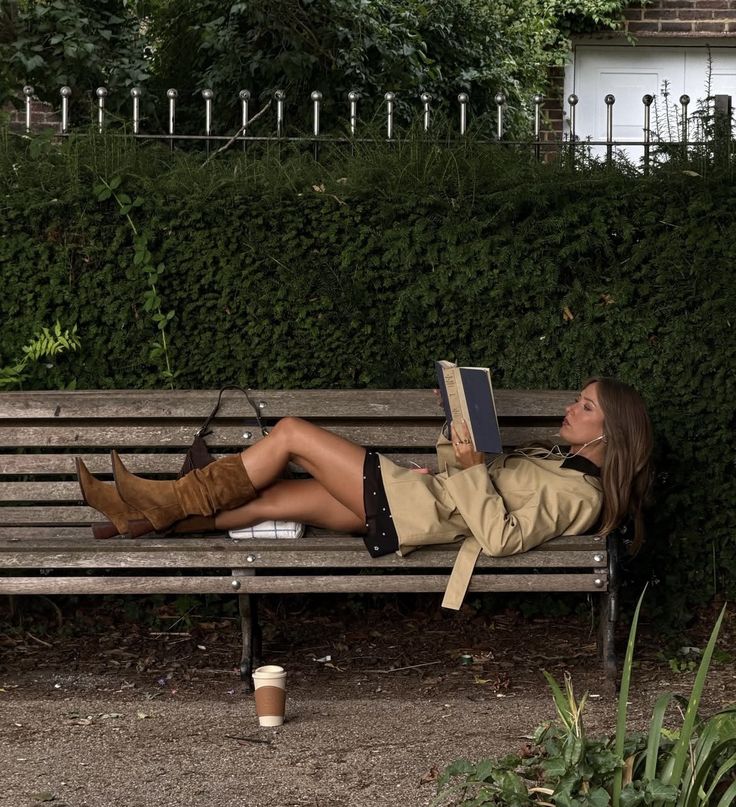 Vrouw leest op de bank