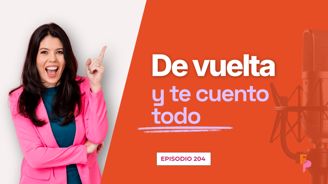 Podcaster latina revisando su calendario de producción con episodios adelantados como colchón de contenido