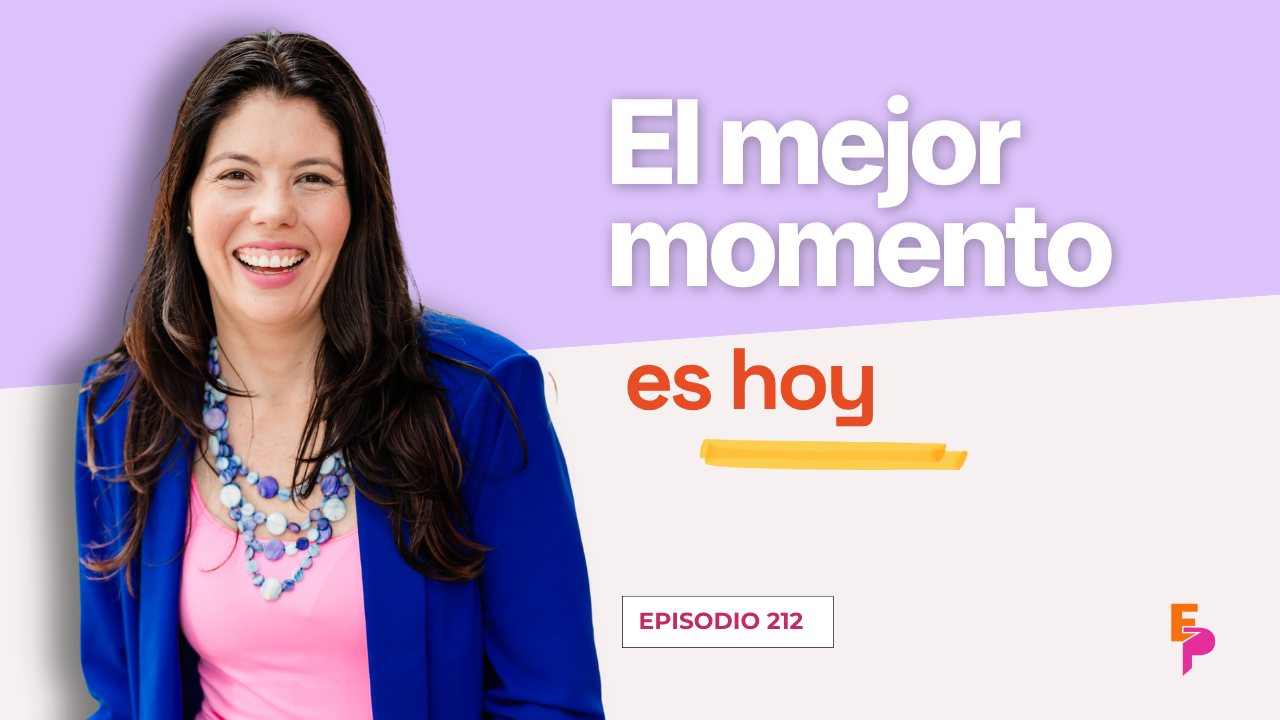 Emprendedora latina analizando datos del crecimiento del podcasting para decidir si empezar un podcast en 2026