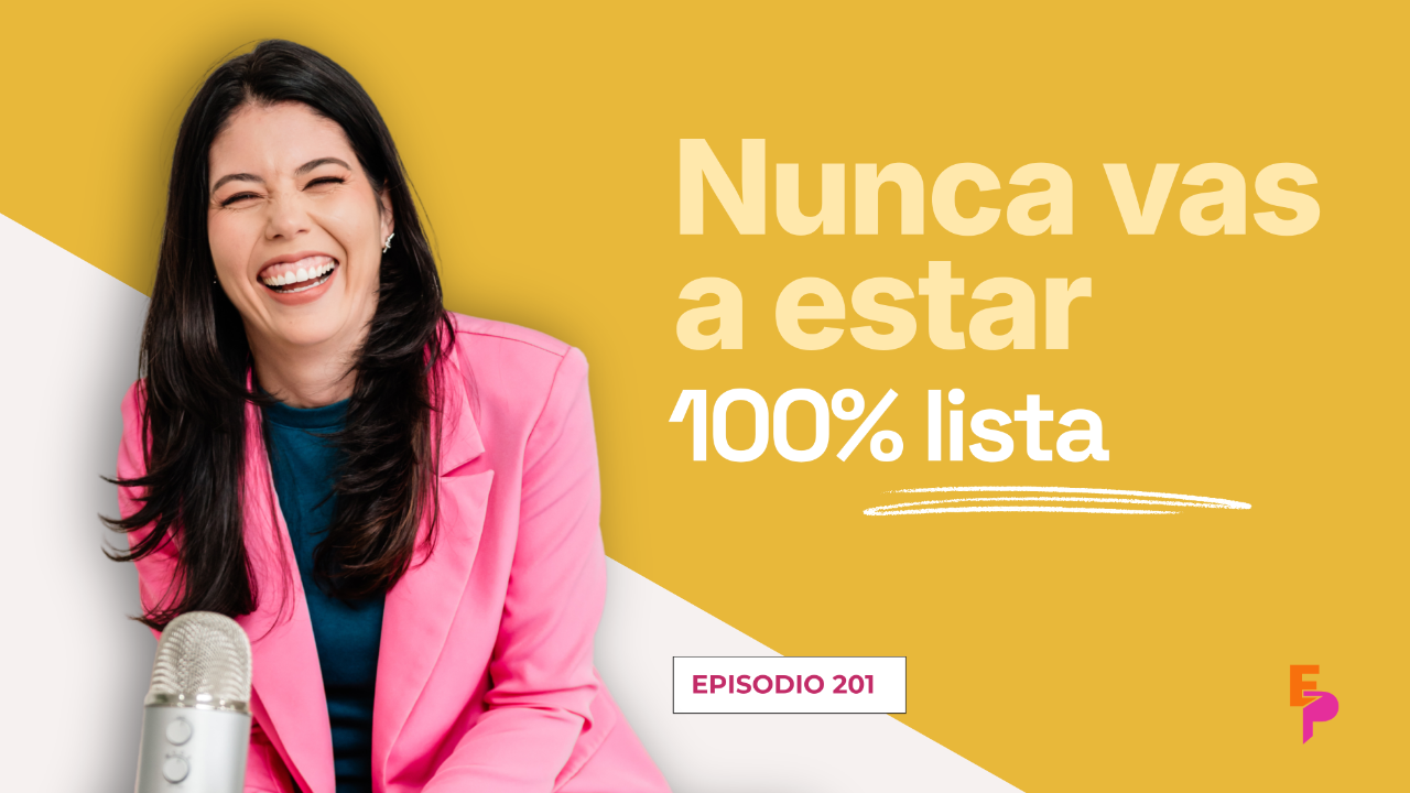 Mujer emprendedora frente al micrófono dudando si está lista para empezar su podcast