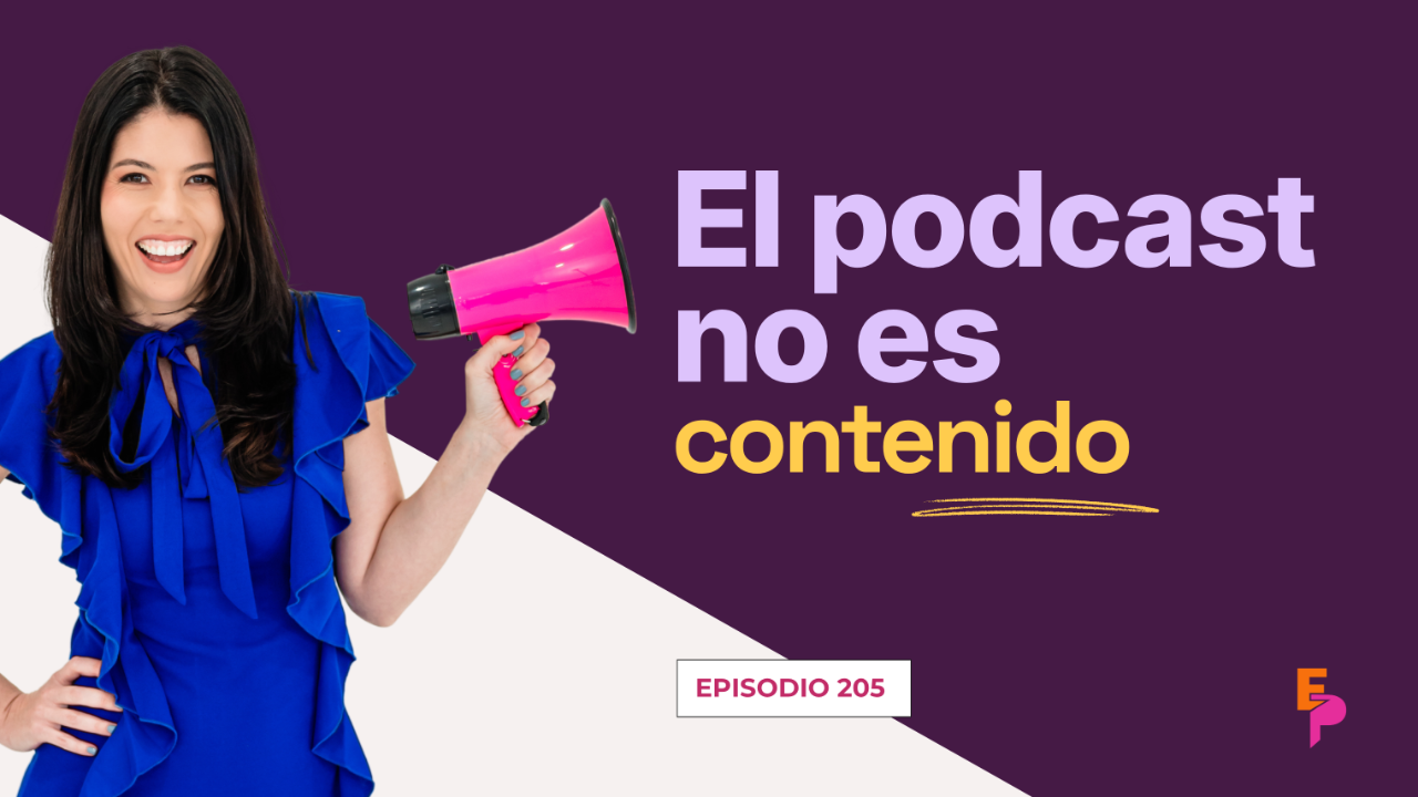 Emprendedora latina grabando un episodio de podcast que trabaja como activo de su negocio