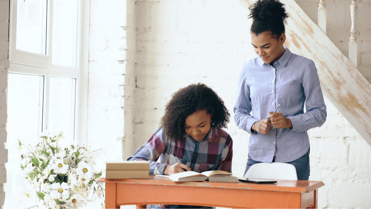 Self-Paced vs Live vs Community: Choosing an Abundance Program You’ll Actually Finish