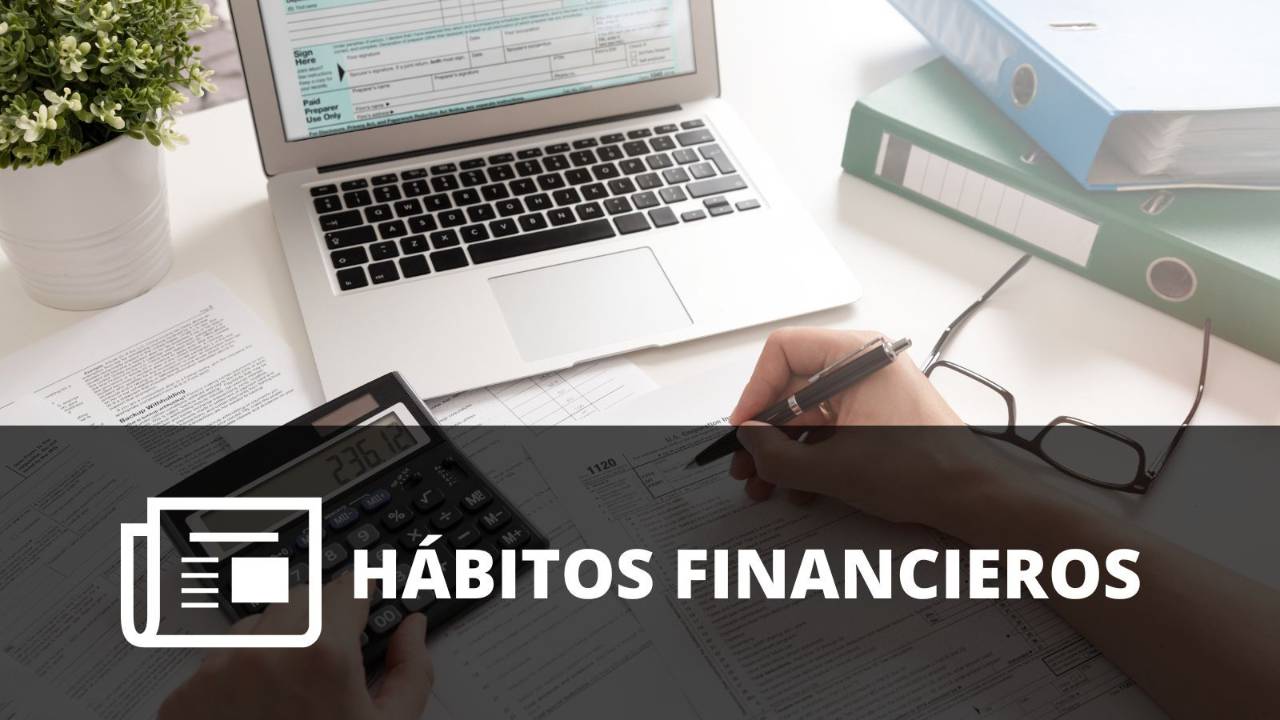 Persona organizando presupuesto, ahorro, inversiones y metas dentro de un plan hacia la libertad financiera
