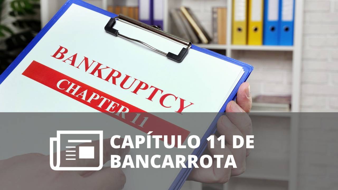Persona sosteniendo un portapapeles con el texto “Bankruptcy Chapter 11” en una oficina.