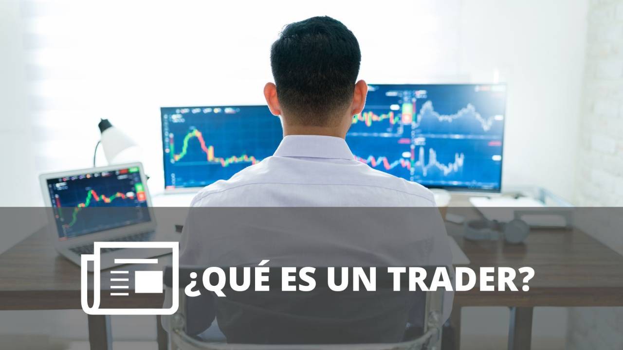 Trader analizando gráficos y datos financieros en varias pantallas mientras prepara una operación en los mercados.