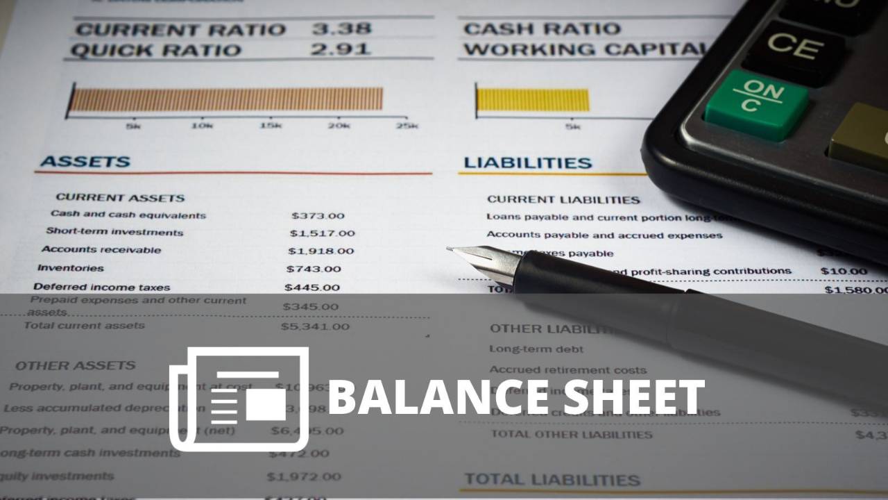 Balance Sheet con secciones de activos y pasivos junto a una calculadora y un bolígrafo. 