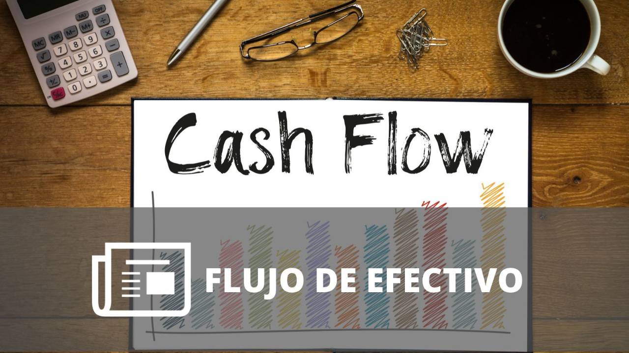 Hoja con el texto “Cash Flow” y un gráfico de barras sobre una mesa con calculadora y café.