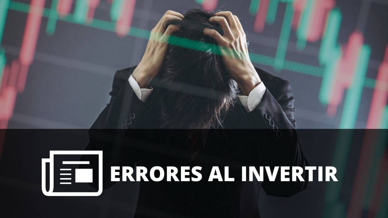 Trader preocupado frente a un gráfico de velas en caída, representando errores, estrés y malas decisiones al invertir en los mercados financieros.