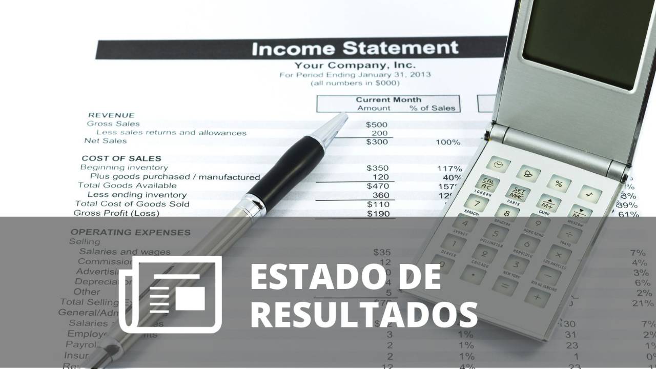 Income Statement con cifras de ingresos, costos y gastos junto a una calculadora y un bolígrafo.