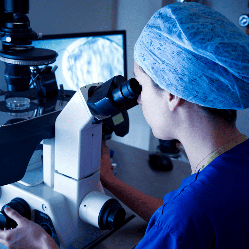 Embryologin bei der Arbeit im IVF-Labor