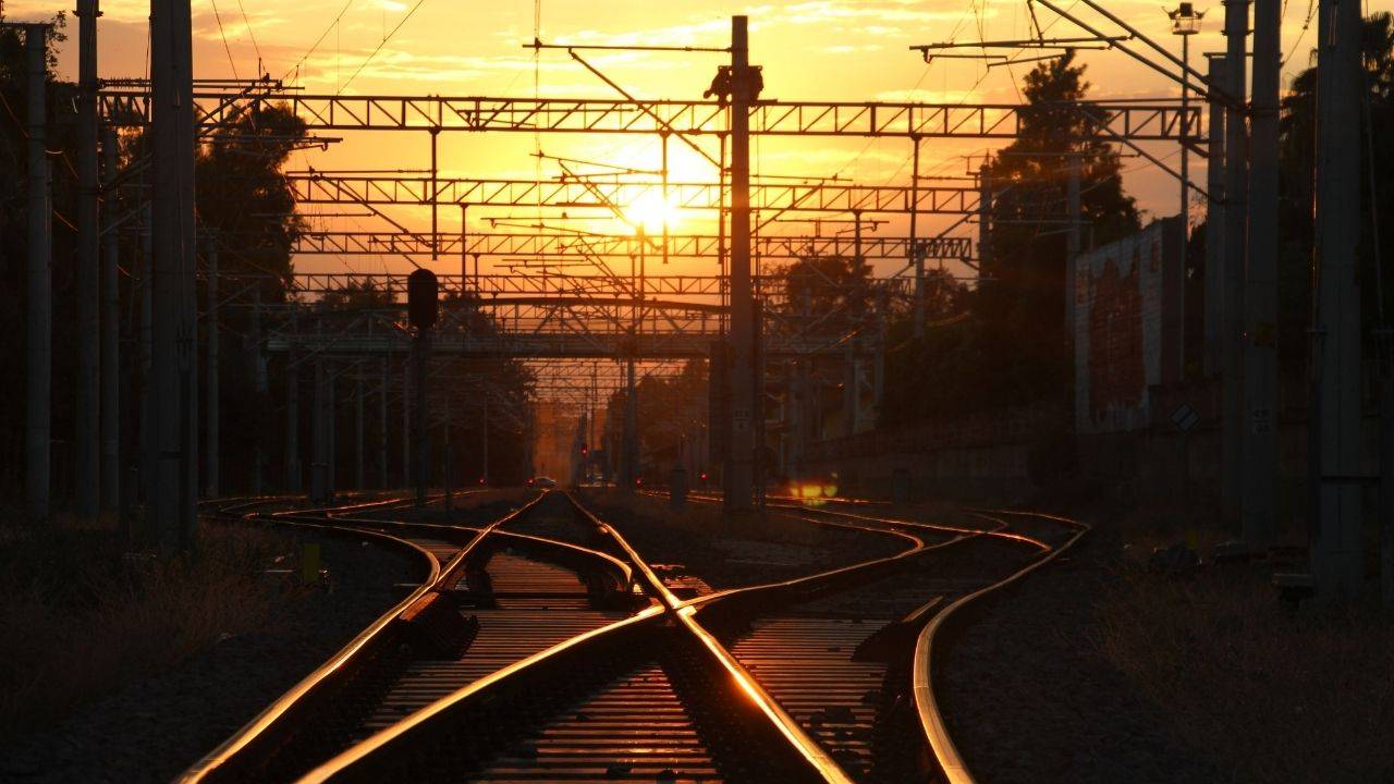 Railway tracks branching in multiple directions, illustrating how strategic leaders influence decisions before the path is set. Photo by GÜRÇAY YÜRÜTEN via Pexels.