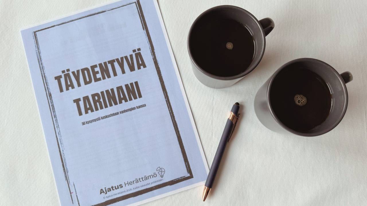 täydentyvä tarina, kynä, kahvikupit