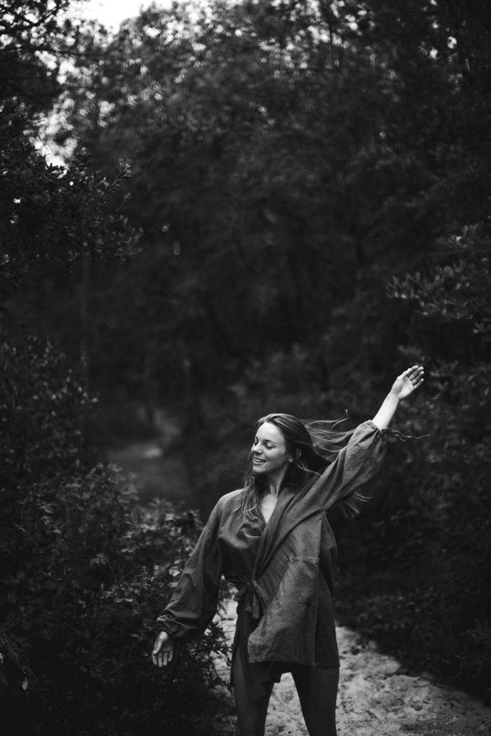 Anouk dans la forêt