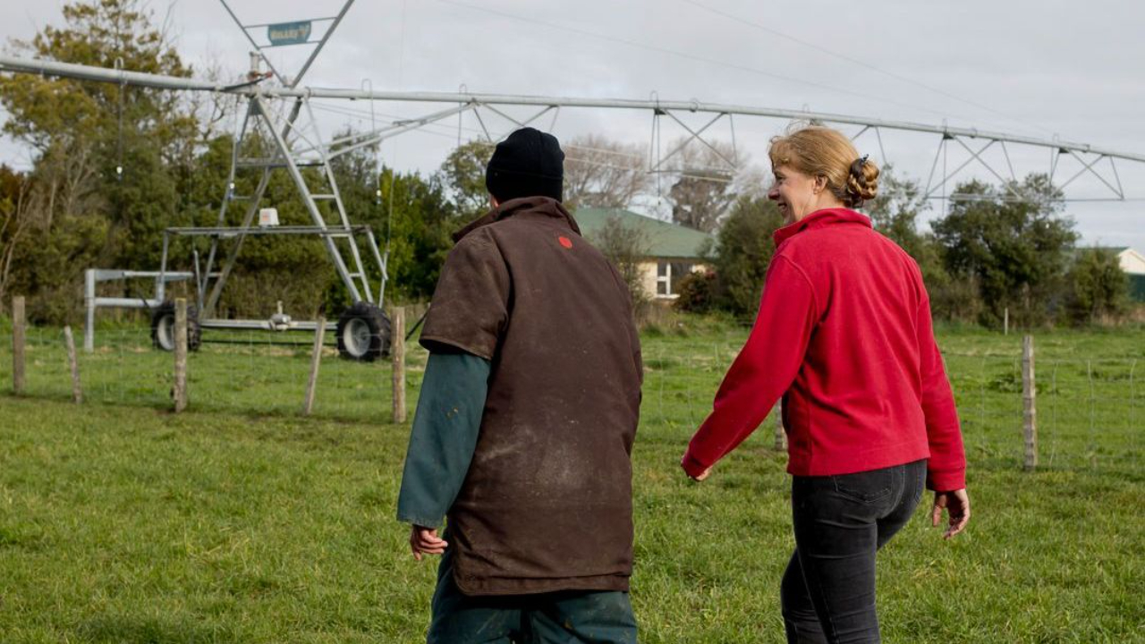 Farmer & advisor talking