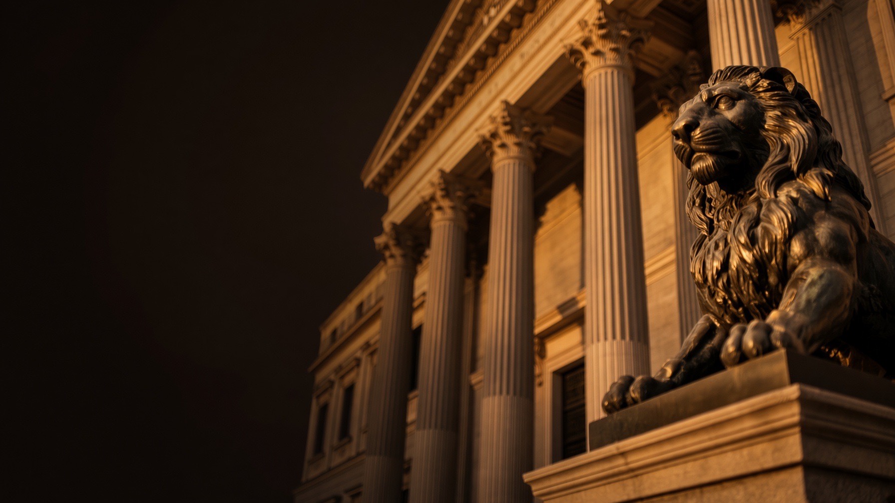 Fachada del Congreso de los Diputados con el leon de bronce al atardecer