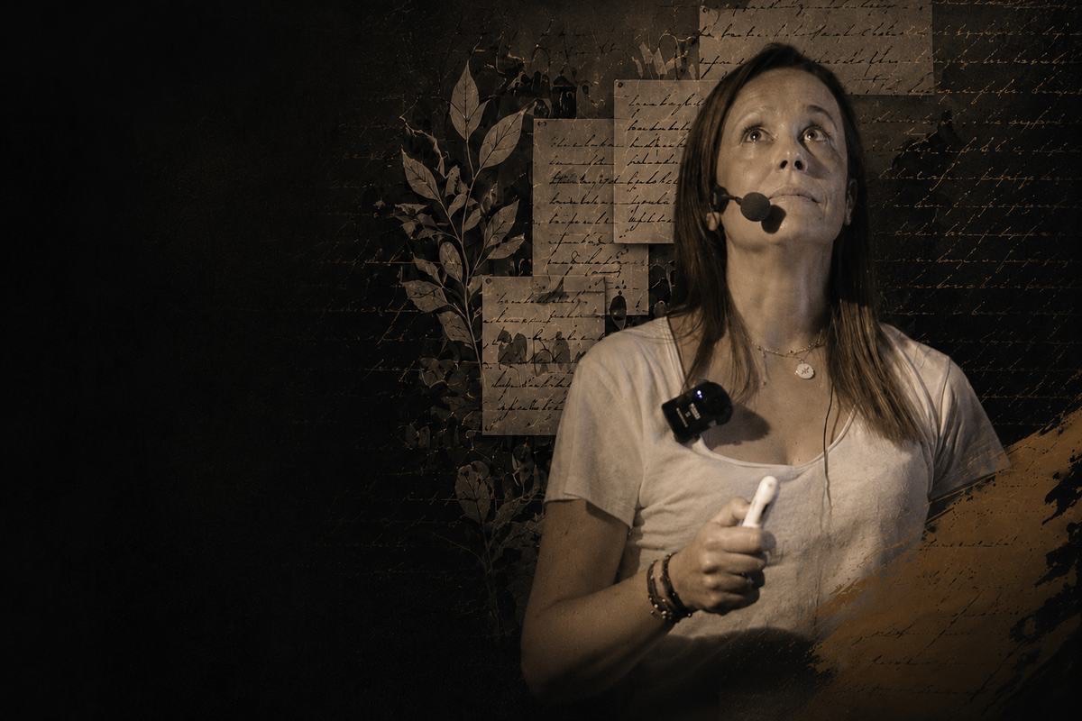 Marta Cea durante una charla, con manuscritos históricos al fondo