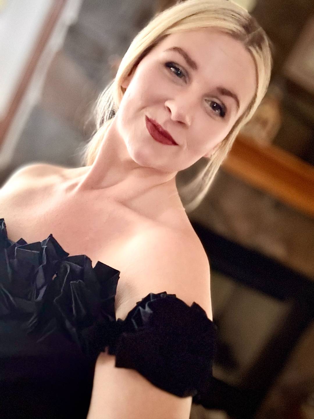 Amanda Massengill, an online piano and voice teacher at Maestro Music, standing outside