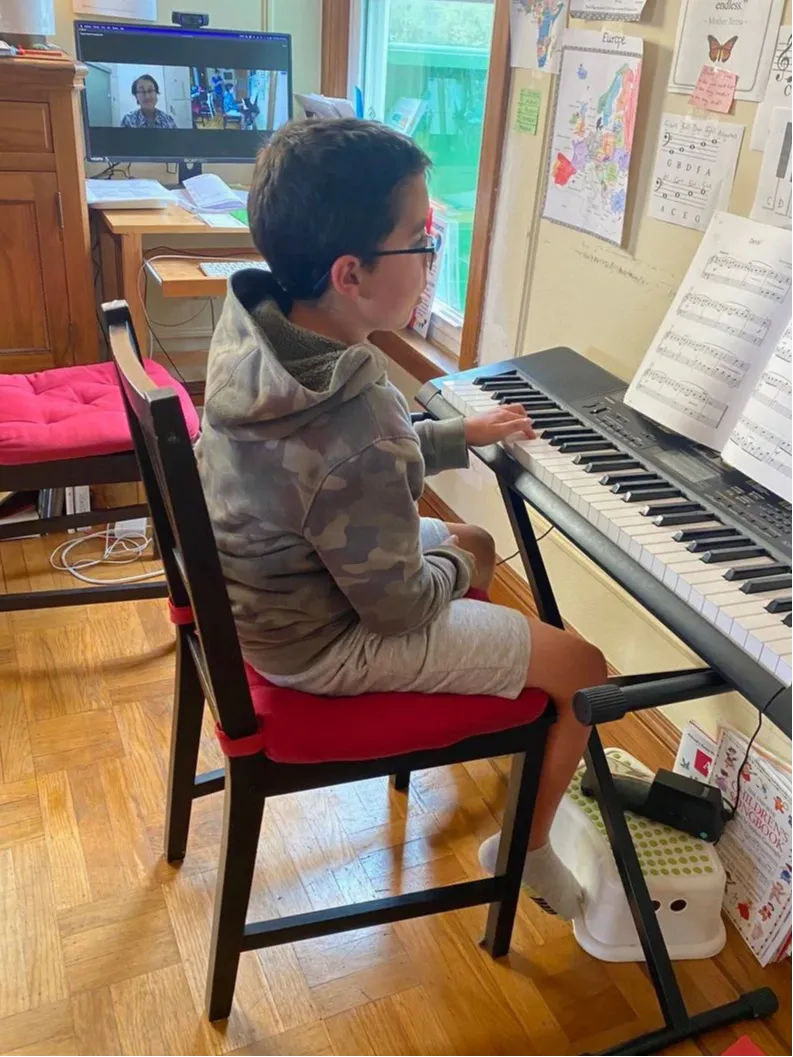 Becky's homeschool children taking online music lessons with Maestro Music