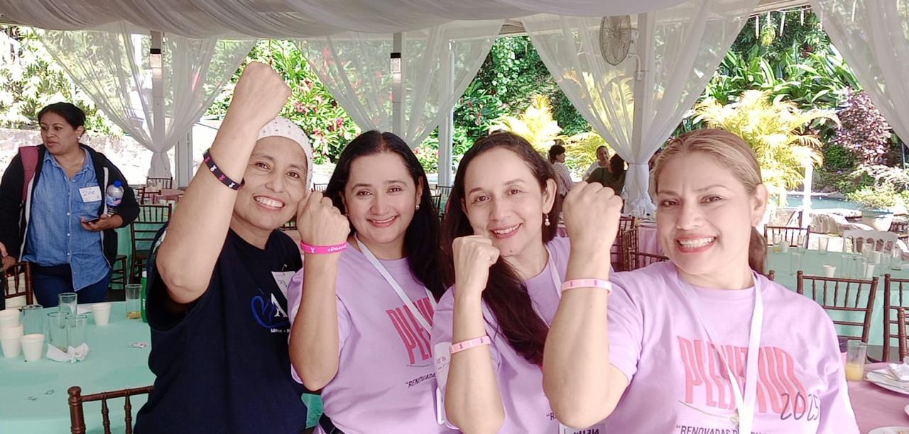 Comunidad reunida para apoyar a mujeres en tratamiento oncológico