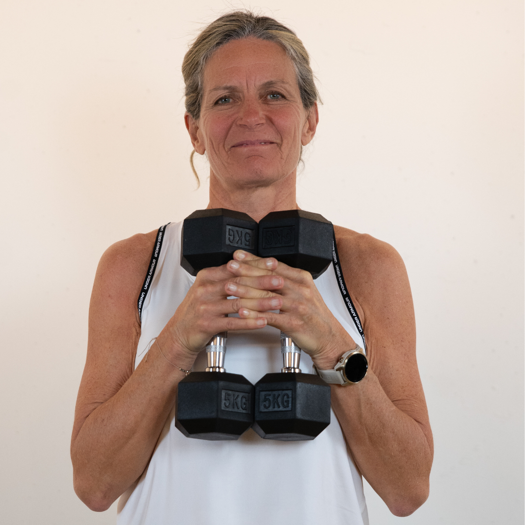 Femme de plus de 40 ans en renforcement musculaire léger — méthode RECHARGE fitness à domicile