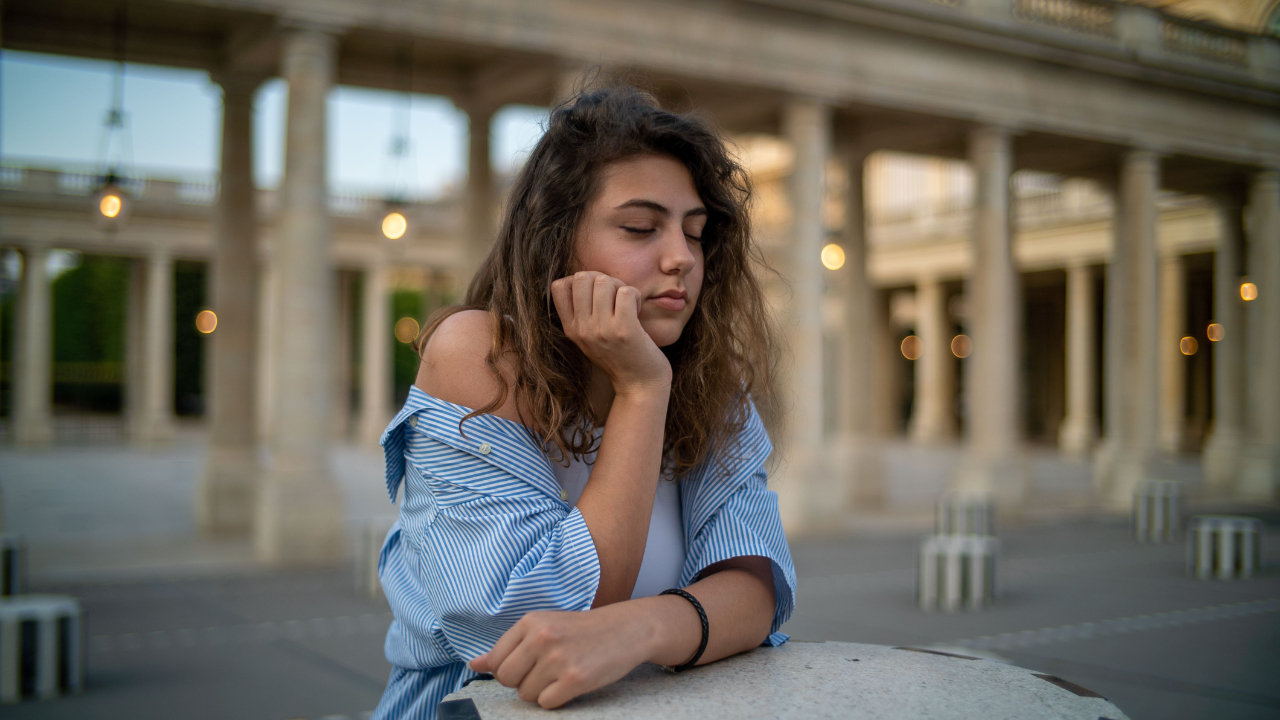 femme pensive qui regarde au loin, schémas répétitifs en amour
