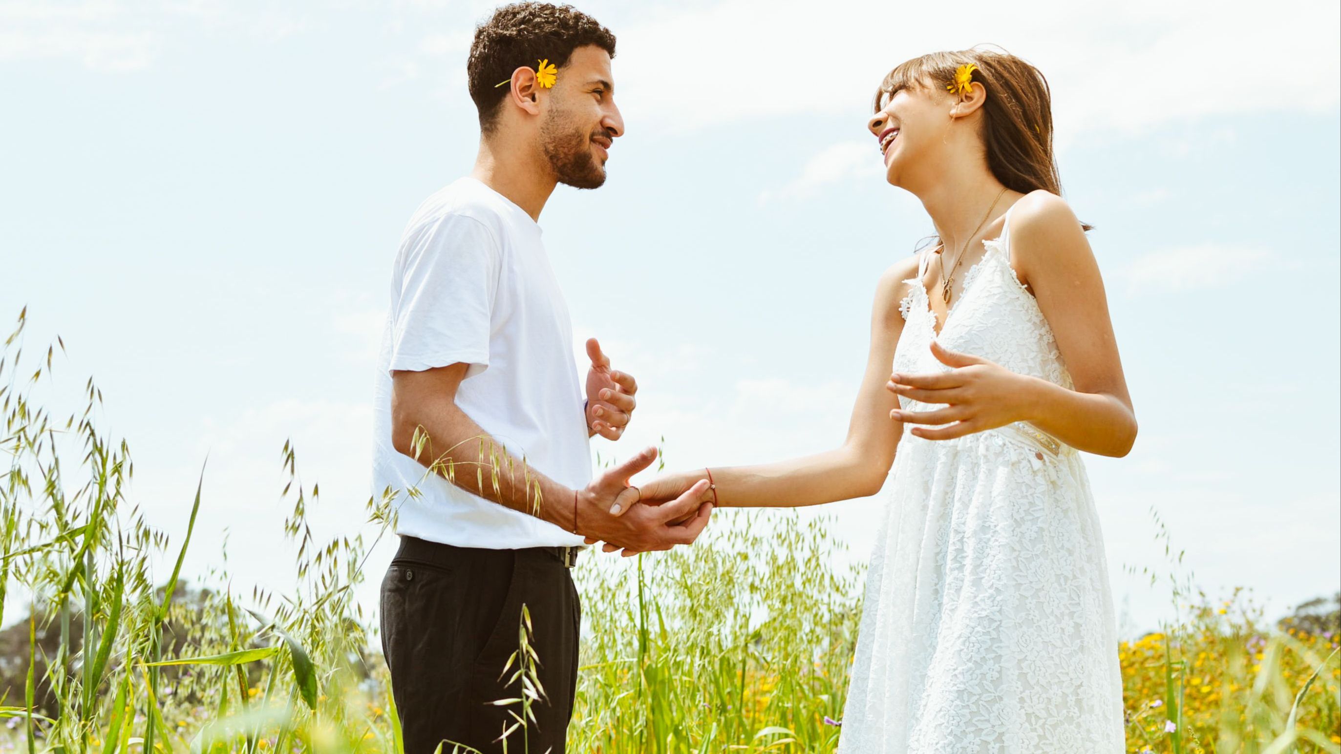  femme qui sourit avec confiance, être celle qui choisit en amour