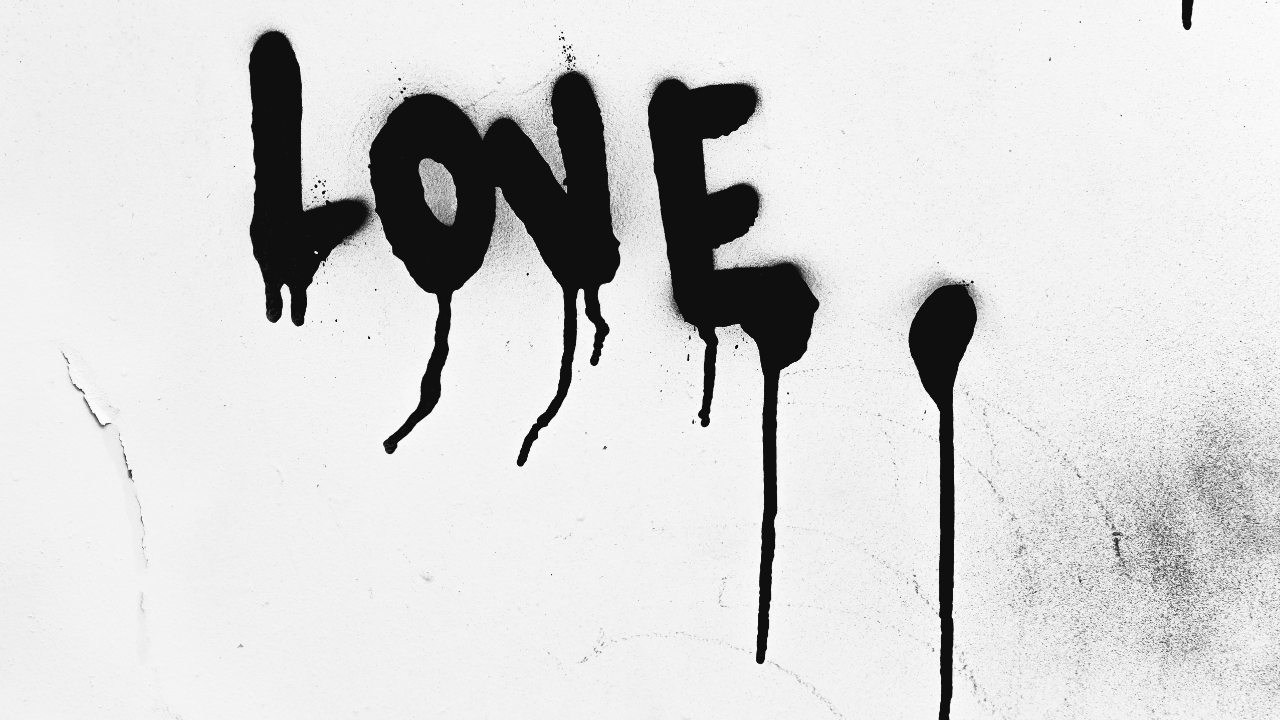 : femme qui regarde son téléphone avec une expression hésitante, love bombing