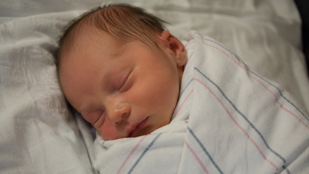 Newborn baby sleeping peacefully - guide for new parents on normal newborn behavior
