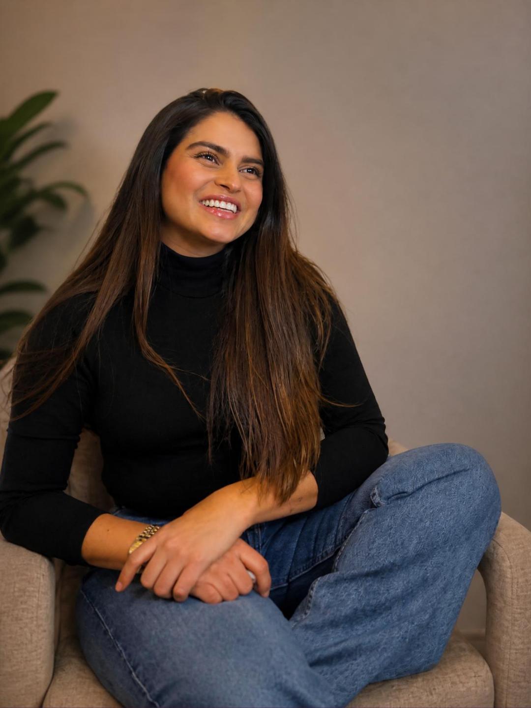 Cata sentada, sonriendo