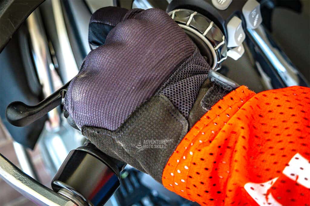Off-road motorcycle riding glove with a short cuff