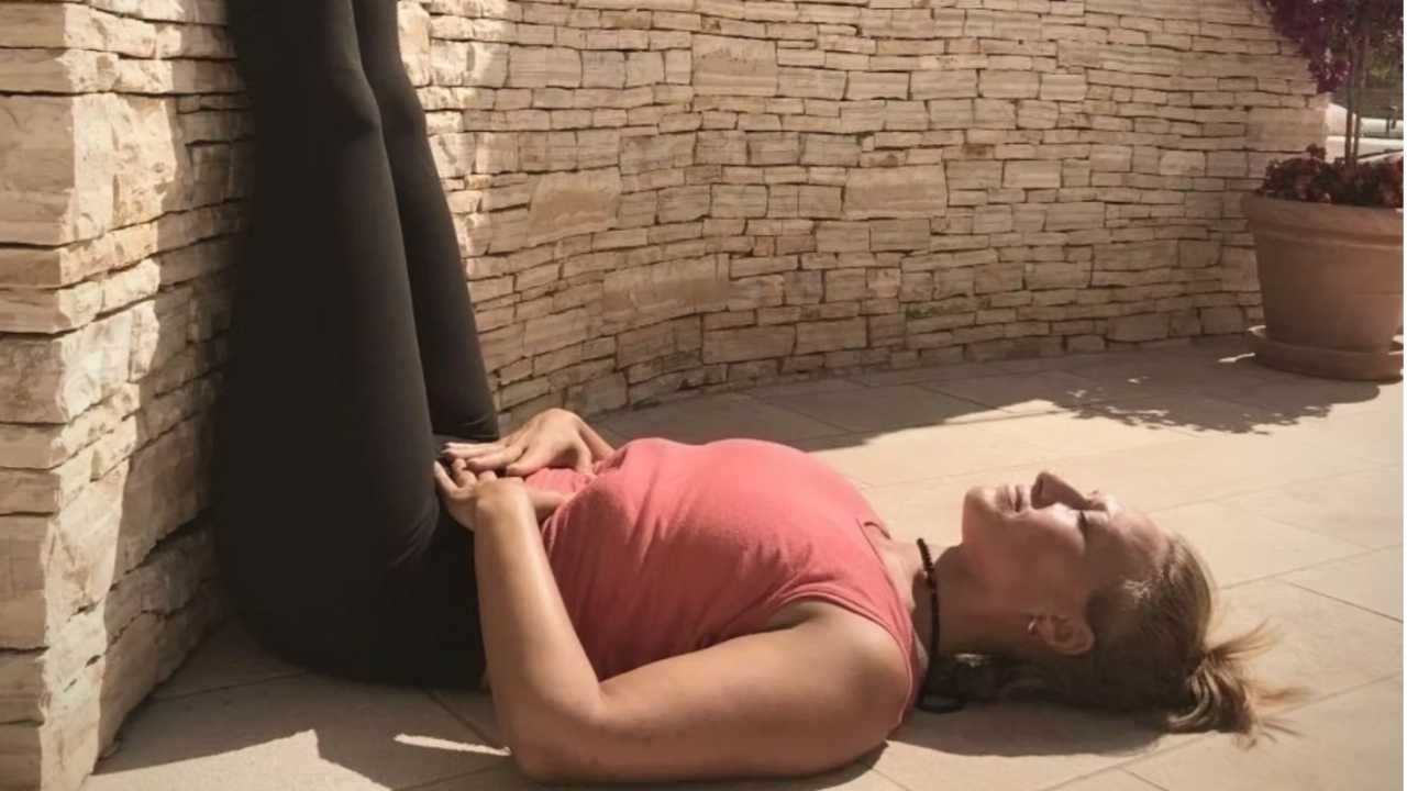 Viparita Karani (Legs Up the Wall) – Fordeler, guide og Yoga Nidra | Johanna Fredriksson