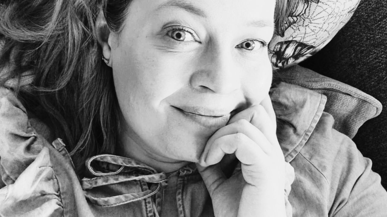 A woman smiling into the camera. it is the author sandra törnroth