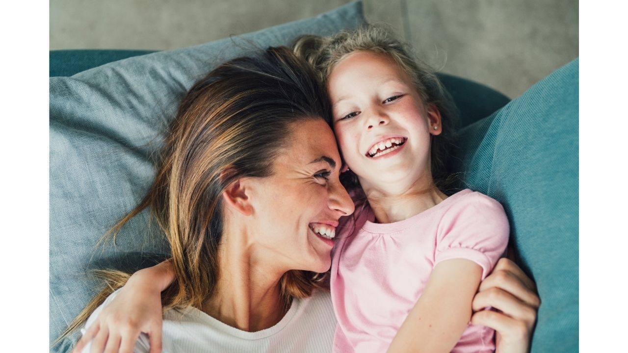 Parent offrant plusieurs façons de montrer son affection à un enfant