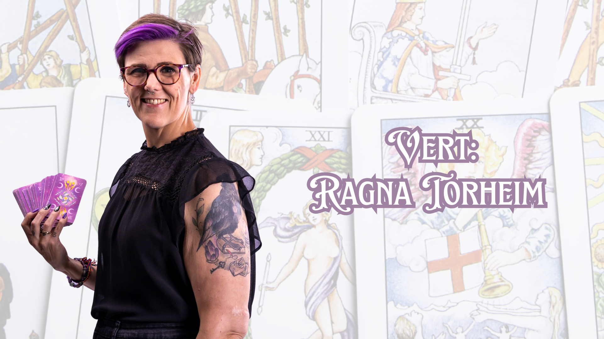 Ragna Torheim, vert for TAROTFEST, smilende med tarotkort i hånden foran tarotkortbakgrunn