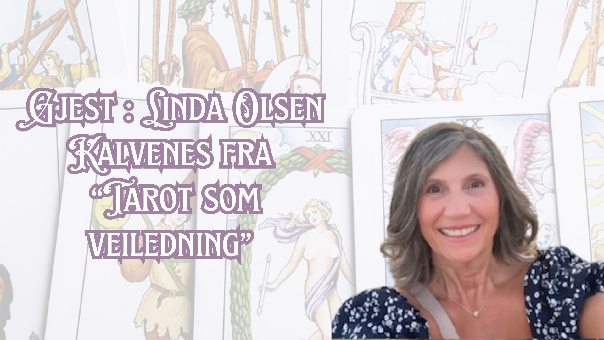 Linda Olsen Kalvenes fra Tarot som veiledning, smilende med tarotkort i bakgrunnen, gjest på TAROTFEST