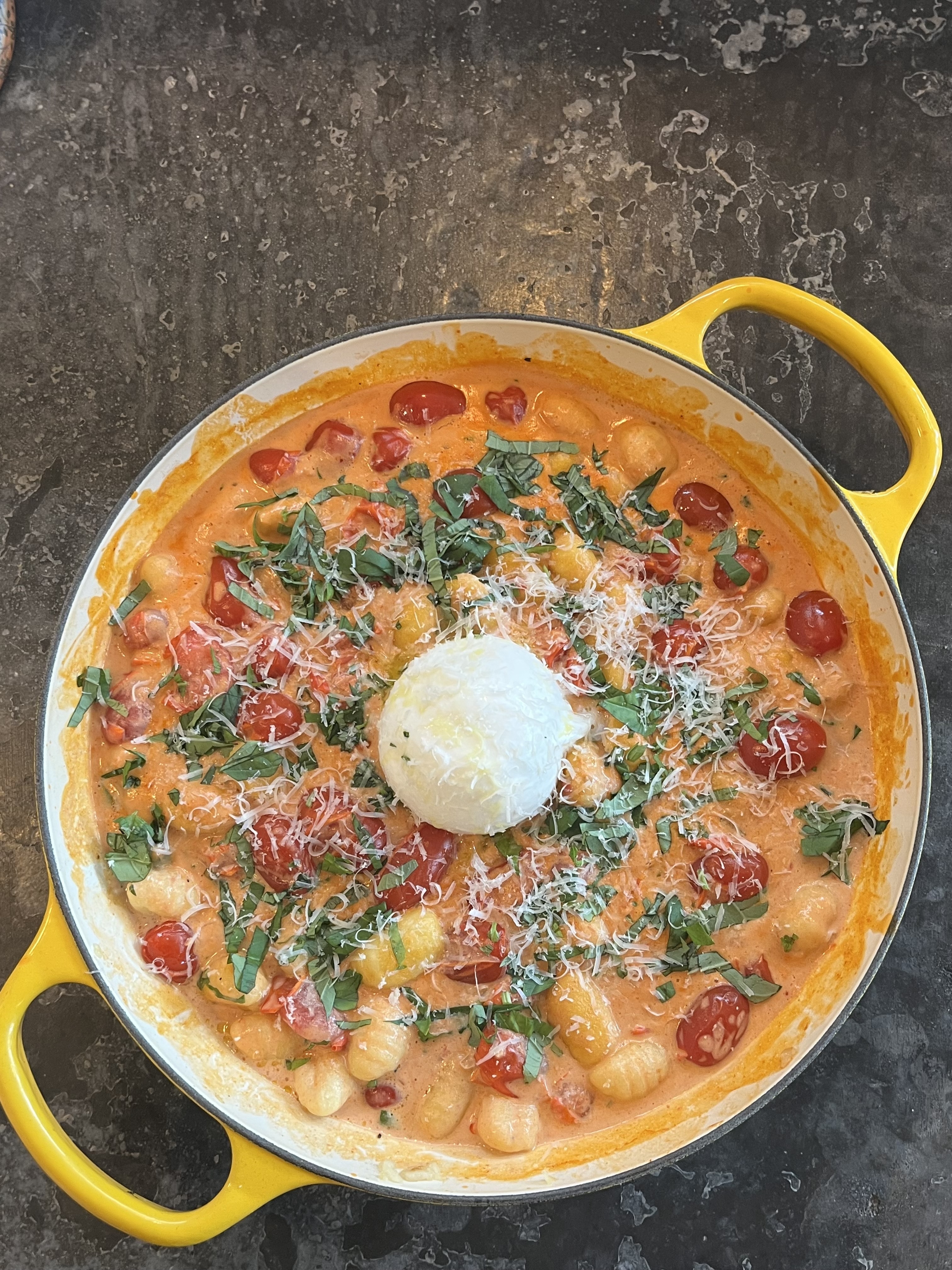 Gnocchi met tomaat, burrata en basilicum