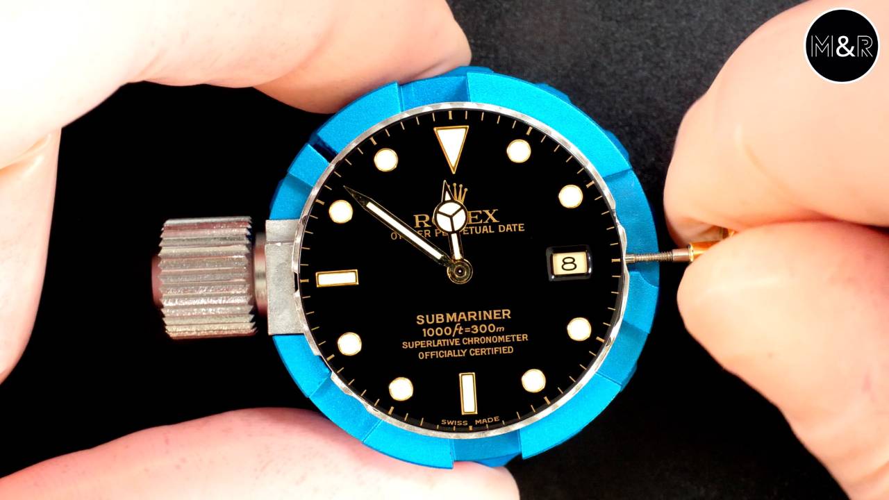  Restauration cadran montre : cadran vintage oxydé au lume jauni sur support d'horloger
