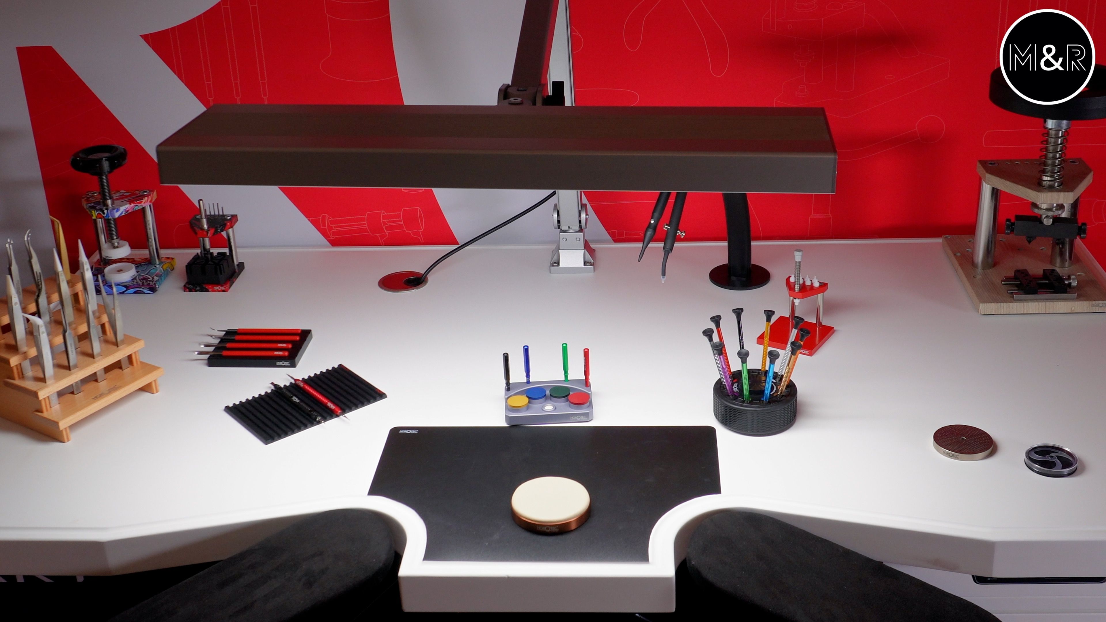 Atelier d'horlogerie à domicile — établi et outils pour devenir horloger en reconversion
