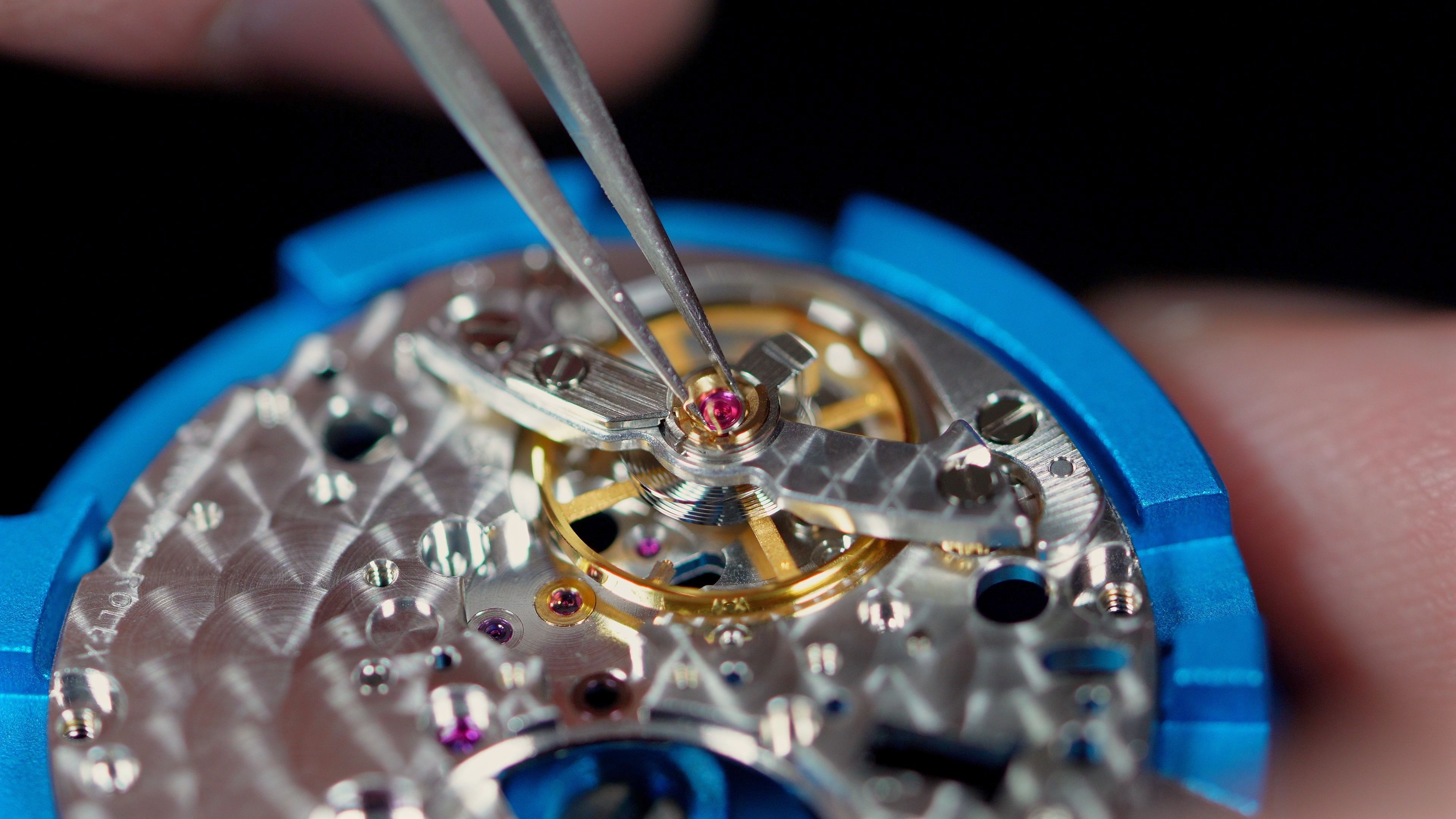 Établi d'horloger amateur : choisir entre cours d'horlogerie gratuit et formation payante