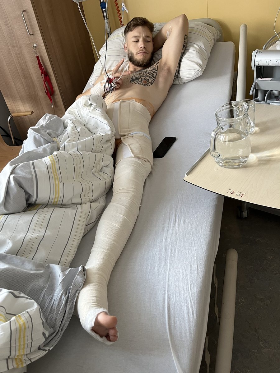 Tim Medwed im Krankenhausbett nach seiner Beckenoperation