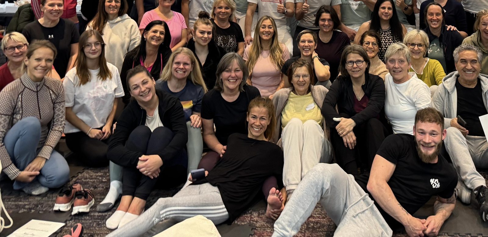 Tim Medwed mit Teilnehmenden eines Live Workshops