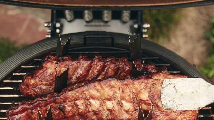 Meso na kamado roštilju