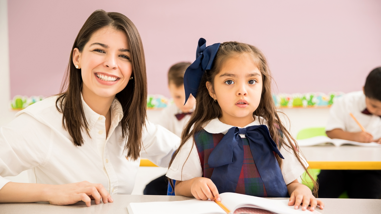 Maestra sombra acompañando a un niño en el aula, favoreciendo su autonomía e inclusión