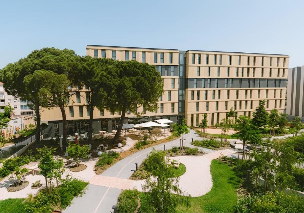 L'hôtel et son jardin