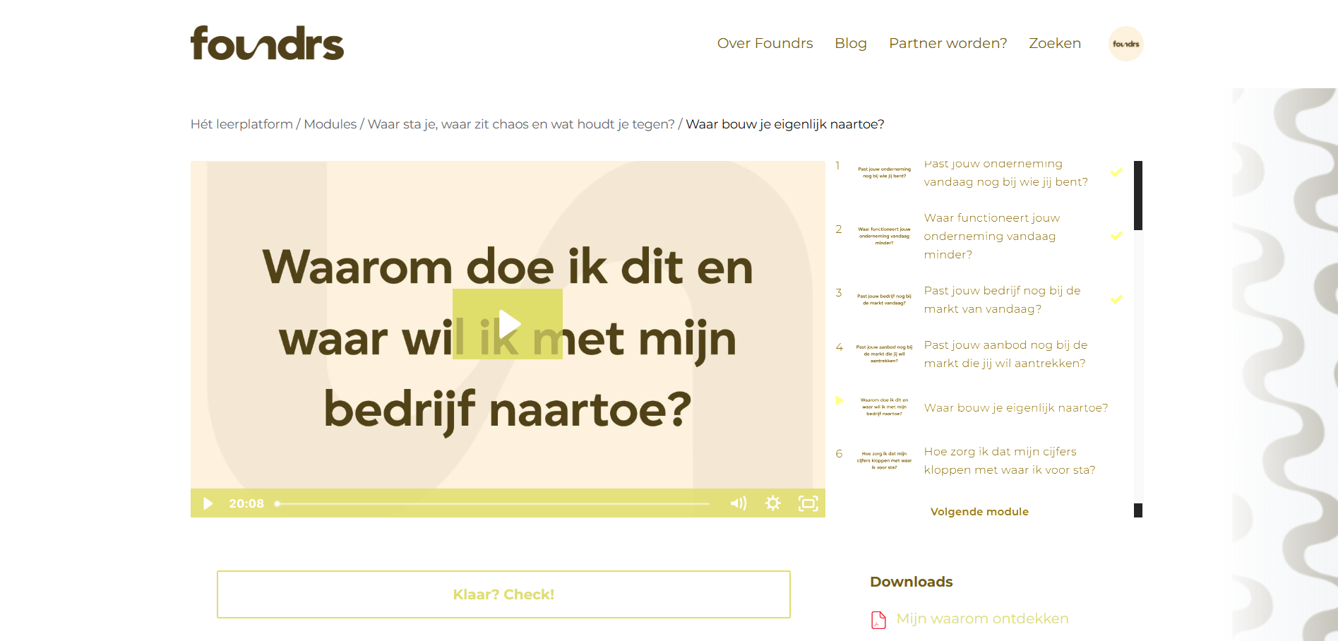 Een les op het Foundrs-leerplatform: video met modulelijst ernaast