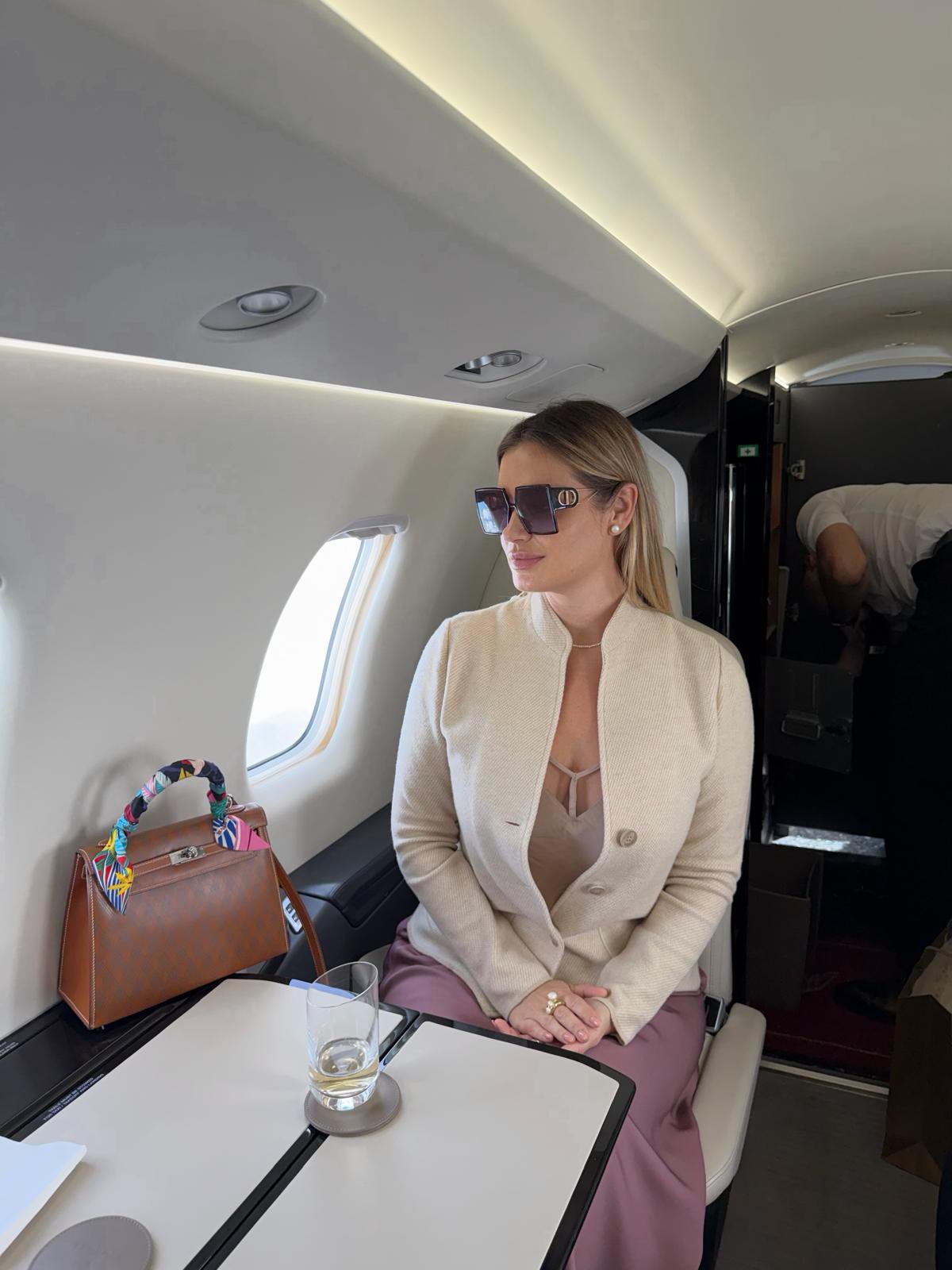 Elena Cucicovschi la bordul avionului privat