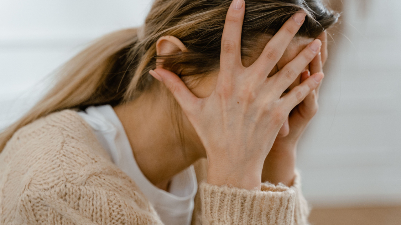 woman feeling confused, rumination, confusing relationship