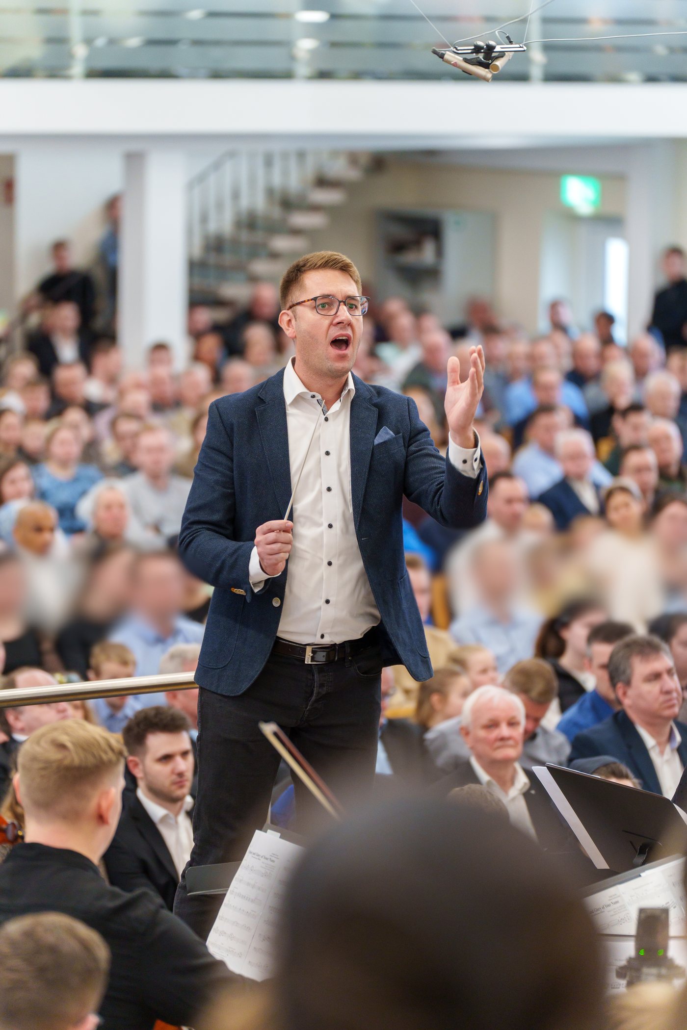 Marc Markus Pazer dirigiert Chor und Orchester