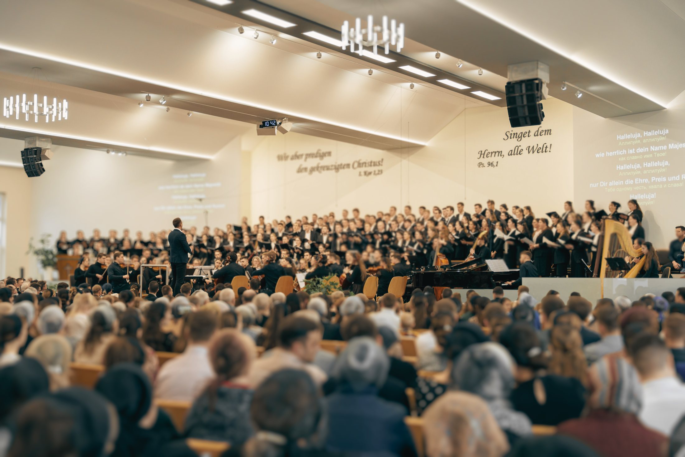 Marc Markus Pazer dirigiert Chor und Orchester im Konzertsaal